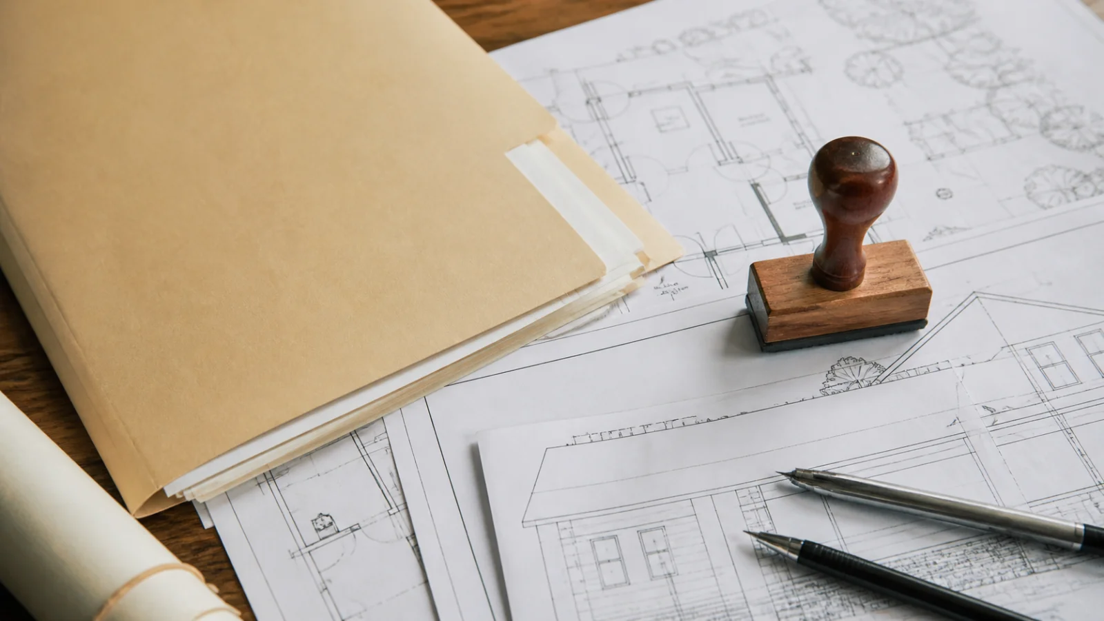 Bauplan, Architektenzeichnung und Planungsunterlagen auf Schreibtisch - Bauantrag