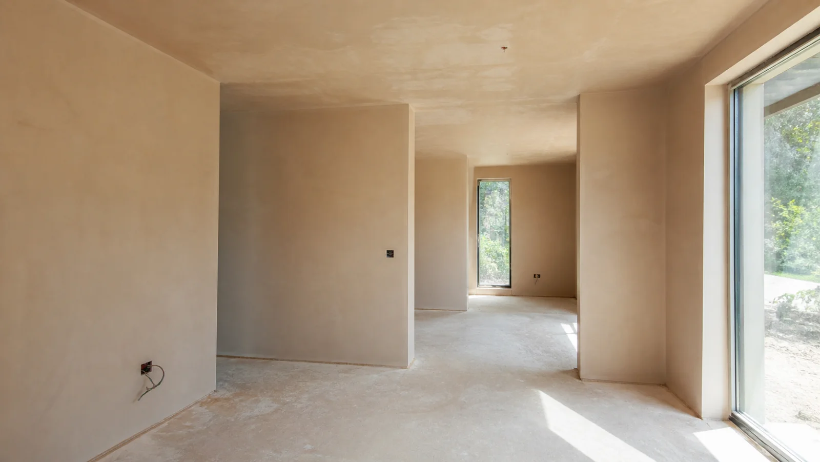 Innenausbau Wohnzimmer mit Parkett, Wandgestaltung und Treppe - Hausbau Ausstattung