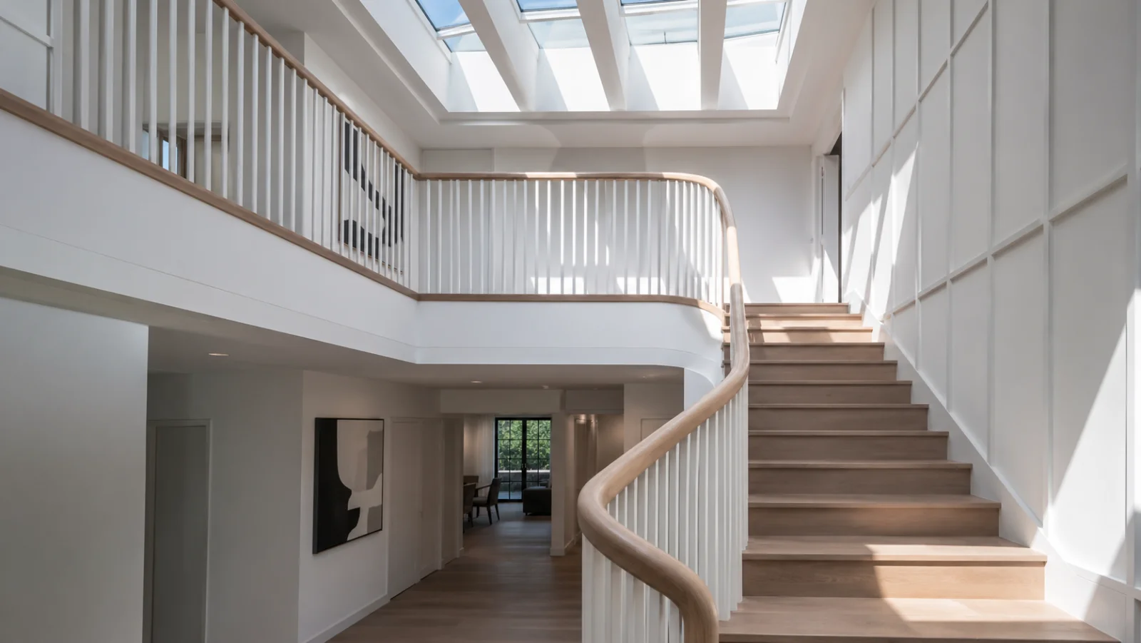 Modernes Einfamilienhaus mit offener Galerie über der Diele und Tageslicht-Lichtkuppel - Treppenhaus planen